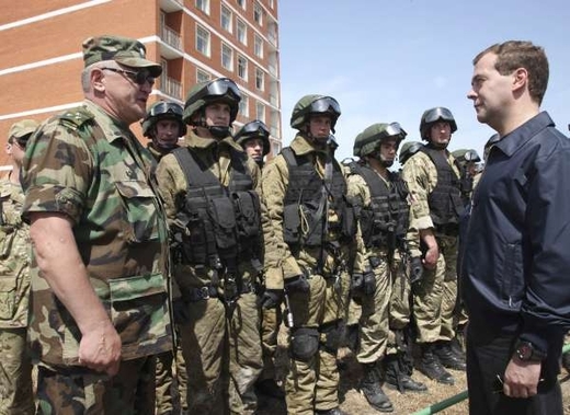 Ruský premiér Medveděv u speciálních jednotek na Kavkaze.