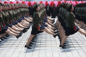 Vojačky KLDR na přehlídce k 60. výročí od konce korejské války. 