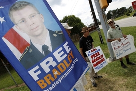 Skupinka demonstrantů ve Fort Meade požaduje osvobození Manninga. 