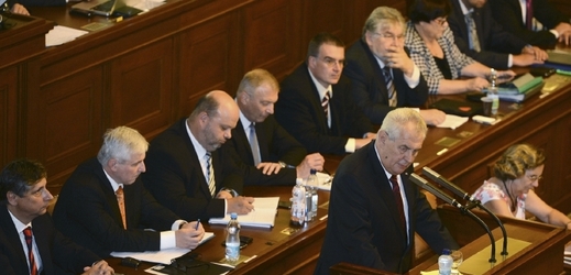 Úřednická vláda neuspěla, Miloš Zeman na tom tratí.