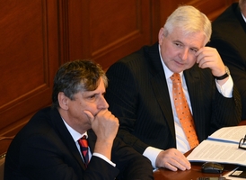 Ministr financí Jan Fischer (vlevo) a premiér Jiří Rusnok.