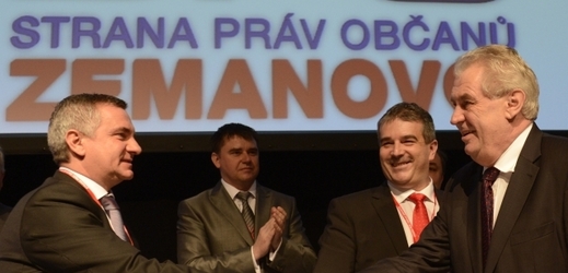Předseda strany Vratislav Mynář (vlevo), první místopředseda Zdeněk Štengl (druhý zprava) a prezident Miloš Zeman (vpravo).