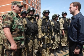 Premiér Medveděv u ruských jednotek na Kavkaze bojujcích s terorismem.