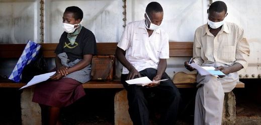 Afričtí pacienti s tuberkulózou čekají na vyšetření.