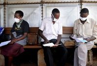 Afričtí pacienti s tuberkulózou čekají na vyšetření.