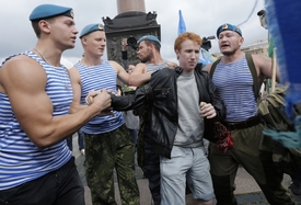 Bývalí paragáni si to v Petrohradě vyřizují s homoaktivistou Kirillem Kaluginem.