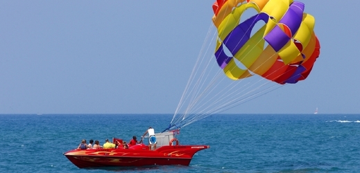 Oblíbené zpestření letní dovolené parasailing má i svoje rizika (ilustrační foto).