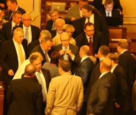Sociální demokraté při hlasování o důvěře Rusnokově vládě v Poslanecké sněmovně.