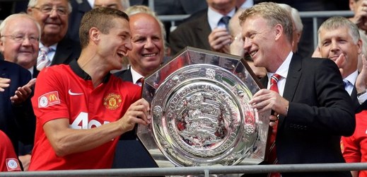 Kapitán United Nemanja Vidič (vlevo) i manažer David Moyes (vpravo) tvrdí, že Wayne Rooney zůstane v Manchesteru.