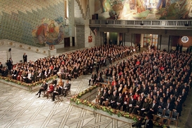 Celkový pohled do zasedací síně radnice v Oslu, kde se udílí Nobelova cena za mír.