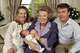 Prince Friso s manželkou Mabel a královnou Betrix, svou matkou, která drží jejich dceru (2005).
