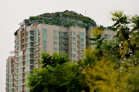 Tamní obyvatelé si stěžují, že hora na střeše porušuje statiku domu.