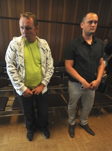 Před Krajským soudem v Ostravě stanuli 13. srpna Petr Hlava (vpravo) a Marek Ženíšek obžalovaní v takzvané metanolové kauze.
