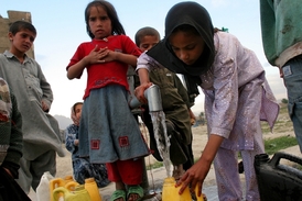 Problémy s čistou vodou. Afghánky u studně.