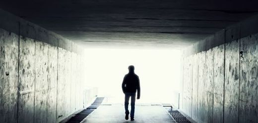 Umírající lidé často vidí světlo na konci tunelu. Vědci si tento jev vysvětlují zvýšenou elektrickou aktivitou v mozku těsně před smrtí (ilustrační foto).
