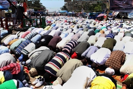 Fanoušci exprezidenta Mursího se modlí v ulicích egyptské metropole. 
