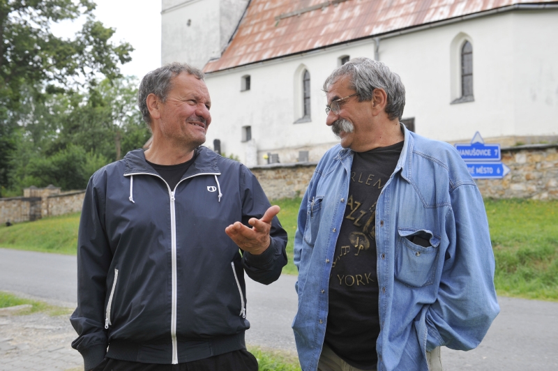 Divadelní režisér a herec Miroslav Krobot (vlevo) natáčel 13. srpna ve Vikanticích na Šumpersku svůj filmový debut s názvem Díra u Hanušovic podle scénáře Lubomíra Smékala (vpravo).