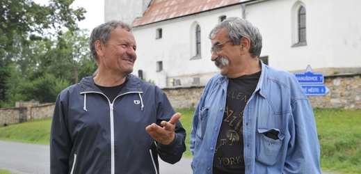 Divadelní režisér a herec Miroslav Krobot (vlevo) natáčel 13. srpna ve Vikanticích na Šumpersku svůj filmový debut s názvem Díra u Hanušovic podle scénáře Lubomíra Smékala (vpravo).