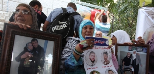 Příbuzní palestinských vězňů čekají na jejich propuštění.