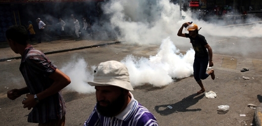 Policie v Káhiře rozhání islamistické demonstranty.