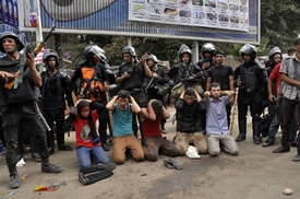Zadržení prostestující z řad příznivců svrženého prezidenta Mursího v Káhiře.