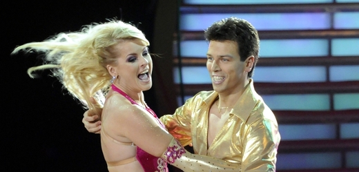 Česká zpěvačka Iveta Bartošová a její taneční partner Matej Chren v roce 2009 v soutěži Let's Dance.