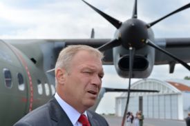Ministr obrany a bývalý náčelník Generálního štábu Vlastimil Picek u letounu CASA.