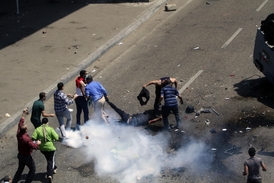Egyptské úřady reagují na násilnosti, které se rozpoutaly při zásahu proti stoupencům svrženého prezidenta Muhammada Mursího.