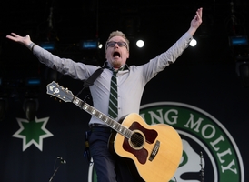 Kapela Flogging Molly kombinuje punk-rock a tradiční irskou hudbu.