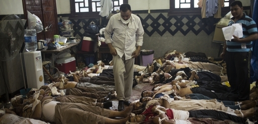 Při násilnostech zemřely v Egyptě stovky lidí.