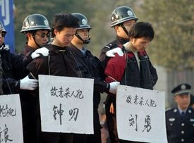Co se týče poprav a věznění, Čína čelí světové kritice již dlouhá léta. Na snímku policisté vystavují na veřejnosti dva vrahy.