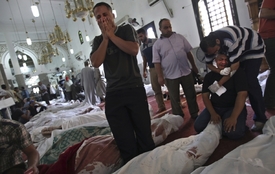 Zabití při krvavých střetech shromáždění v jedné z mešit v Káhiře.
