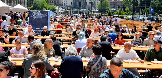 Oběd pro tři tisíce lidí v Turíně.