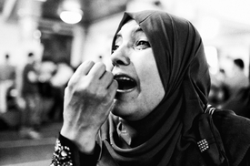 Žena v Káhiře pláče nad smrtí svého příbuzného.