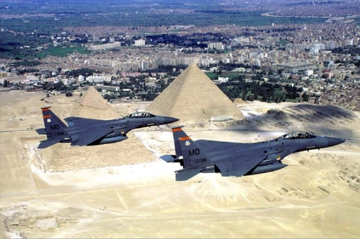 Letouny F-15 Strike Eagle nad pyramidami. 