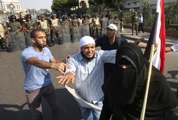 Příznivci svrženého prezidenta Mursího před kordonem vojáků v Káhiře.