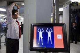 Tělesný skener na letišti.