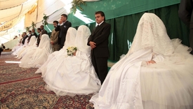 Hromadná svatba v Jordánsku.