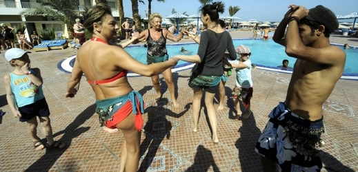 Klientům turistických "ghett" u Rudého moře je zatím ještě stále do tance.