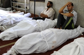 Zoufalí příbuzní u mrtvol naskládaných v jedné z káhirských mešit. 