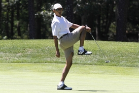 Zatímco při střetech mezi bezpečnostními silami a islamisty v Káhiře přišlo o život přes 600 lidí, hrál americký prezident Barack Obama golf v letovisku na ostrově Martha's Vineyard, kde tráví dovolenou.