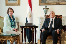 Šéfka unijní diplomacie Catherine Ashtonová s egyptským prozatímním prezidentem Adlím Mansúrem.