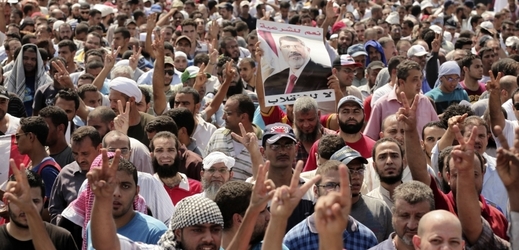 Protestující dav v ulicích Káhiry.