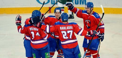 Hokejisté Lva se radují z gólu v zápase proti Kazani.