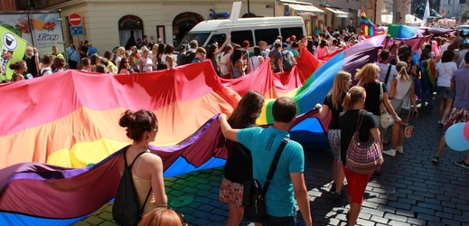 Pořadatelé zakoupili pro letošní ročník Prague Pride padesátimetrový prapor.