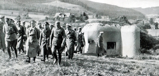 Adolf Hitler u pevnůstky v Nových Heřminovech.