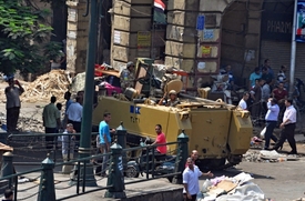 Egyptská armádní vojska stojí na stráži před mešitou.