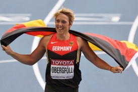 Německá oštěpařka Christina Obergföllová se raduje z vítězství na mistrovství světa.