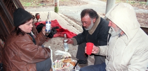 Podle neoficiálních údajů ruského tisku žije v zemi kolem čtyř milionů bezdomovců.
