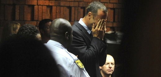 Oscar Pistorius před soudem v JAR.